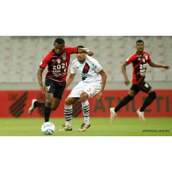 Athlético PR faz valer mando de campo diante do Vasco e sobe na tabela